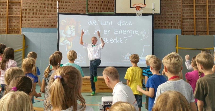 Friedhelm Susok erklärt mit vollem Einsatz den Begriff "Energie"