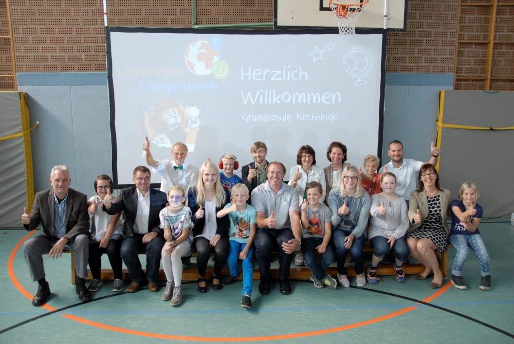 Die Kinder der Grundschule Kirchheide freuen sich gemeinsam mit (hinten von links) Infotainer Friedhelm Susok, Johannes Dittmar (Stadtwerke Bad Salzuflen), Renate Dalbke (Stadtwerke Lemgo), Eva Ellminger (Stadtwerke Detmold), und Tobias Priß (Kreis Lippe) sowie (vorne von links) Jürgen Georgi (Umweltstiftung Lippe), Artur Diele (Stadtwerke Lage), Jennifer Hahn (Blomberger Versorgungsbetriebe), Ralf Settertobulte (Stadtwerke Oerlinghausen), Laura Schuster (Kreis Lippe) und Schulleiterin Sabine Thewes-Wittig.