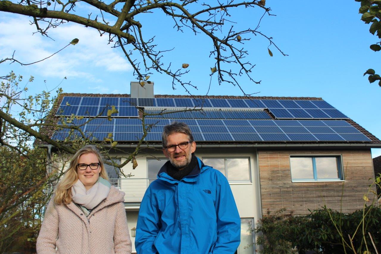 Laureen Falke traf Gerd Bicker vor seinem Haus, auf dem die PV-Anlage unter anderem den Strom für sein E-Auto produziert.